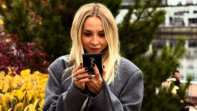 Повертаюсь до себе: Сопонару в стильному луці посвітила стрункими ніжками на осінніх фото