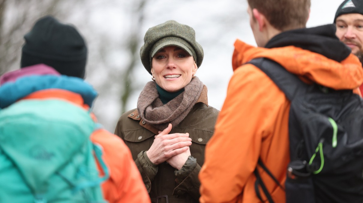 Міддлтон на прогулянці мальовничою місциною вигуляла незвичну для себе зачіску. Фото