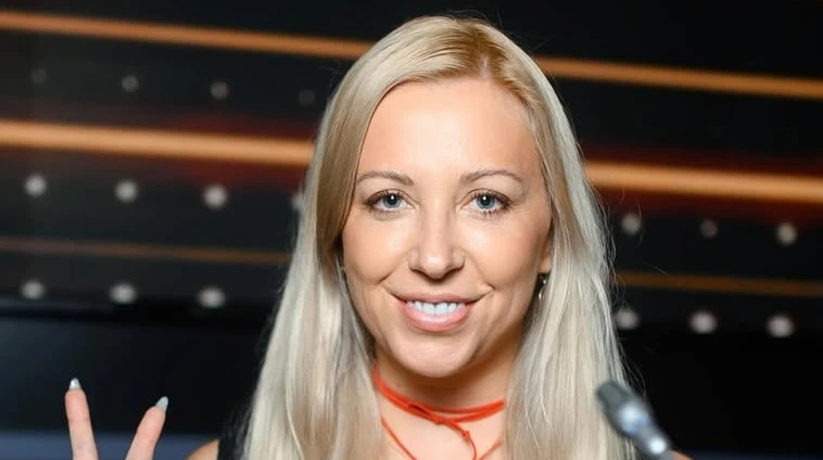 Матвієнко в ефектній сукні поспокушала оголеними стегнами. Відео