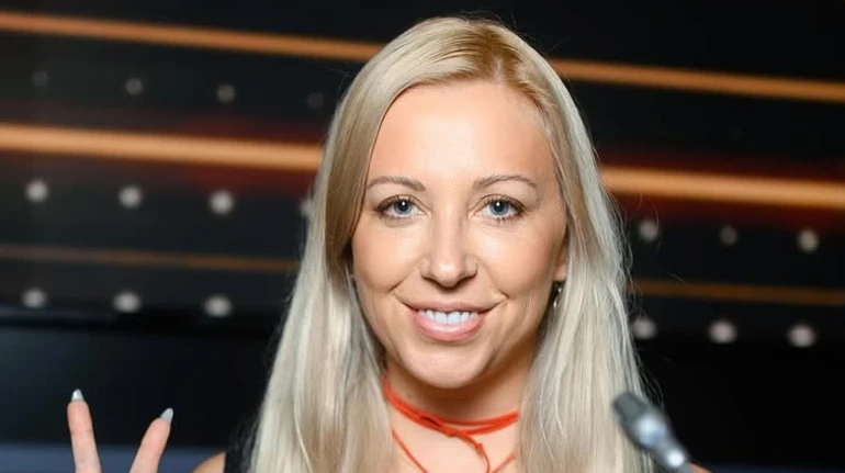 Матвієнко в ефектній сукні поспокушала оголеними стегнами. Відео