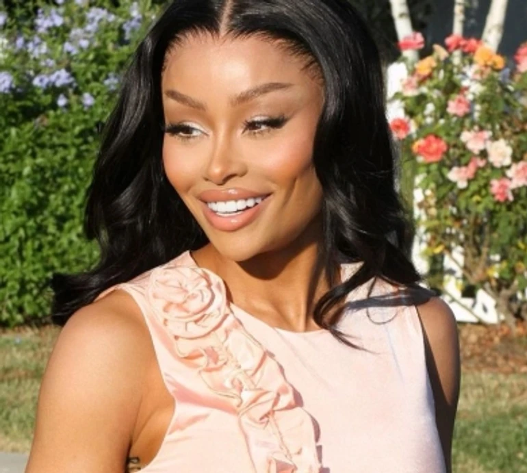 Модель Блек Чайна, яка позбулася силікону, показала, як трансформує тіло у спортзалі