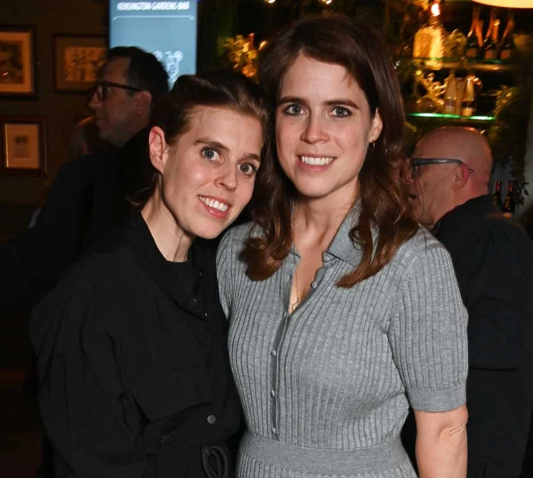 Принцеса Євгенія в трикотажі за $1,5 тисячі та Беатріс у луці від Zara потусили на вечірці відомої співачки