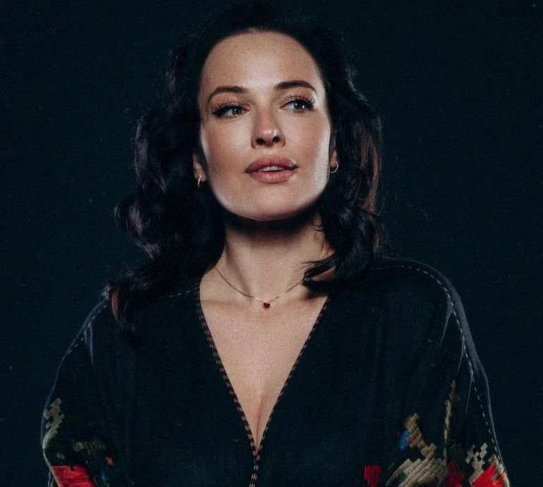 Акцент на губах: Астафʼєва в обтислій сукні повигиналася для фото