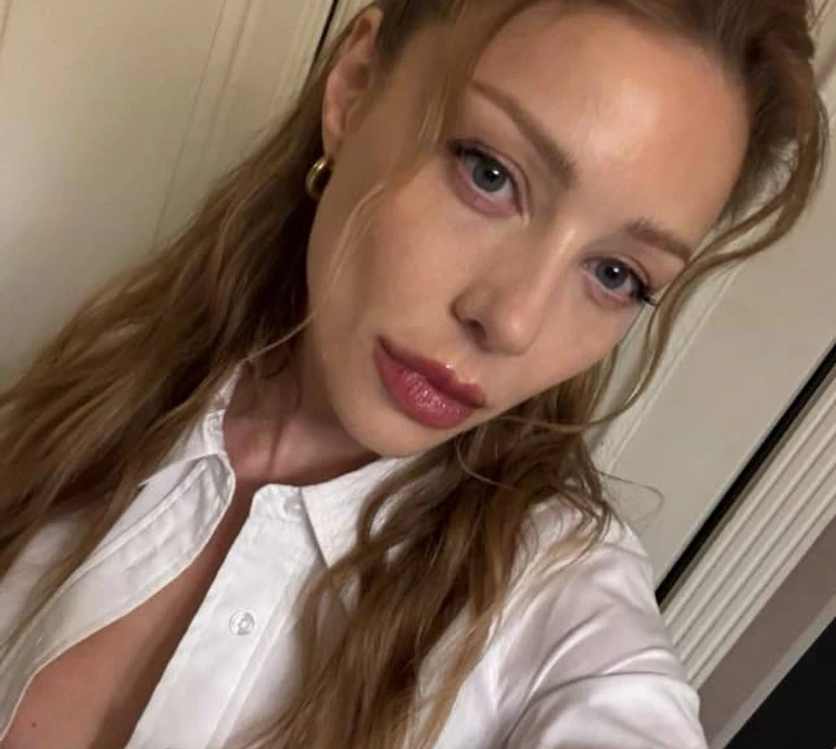 Дисципліна - це вибір: Кароль у комбінезоні з голою спиною показала тренування на сцені перед концертом