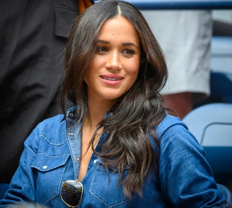 Меган Маркл у максі-спідниці в гусячу лапку засвітилася на мюзиклі у Нью-Йорку. Фото