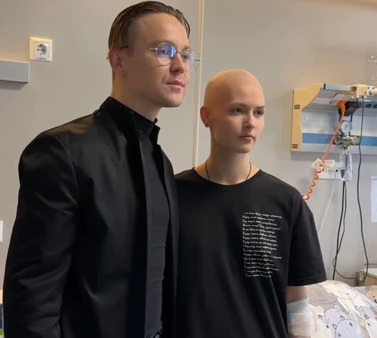 Частинку себе: Пивоваров подарував онкохворій дівчині перуку з власного волосся. Відео