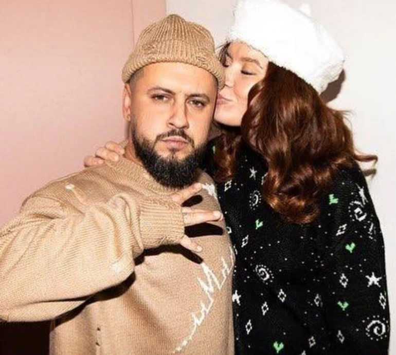 Монатік із дружиною замилували спільними обіймами у фемілі-луках