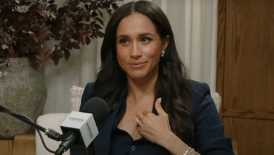 Меган Маркл у елегантній трійці за понад $3 тисячі почаювала на подкасті