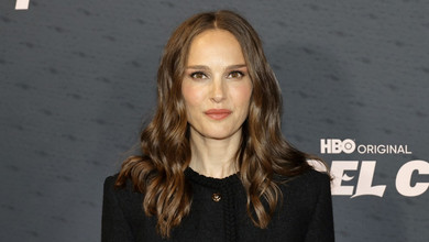 Портман у літньому кежуалі з короткими джинсовими шортами прогулялася Нью-Йорком. Фото