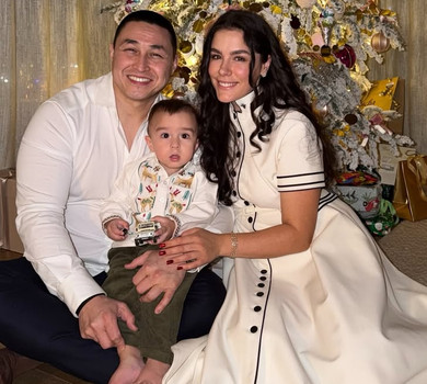 Тримати одне одного: Онуфрійчук у молочній сукні показалася з чоловіком та сином у новорічну ніч