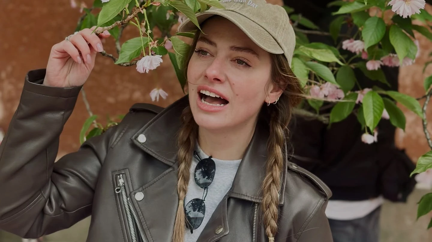 Сакура і алергік: Петрожицька в Ужгороді наробила кумедних фото з квітучим деревом