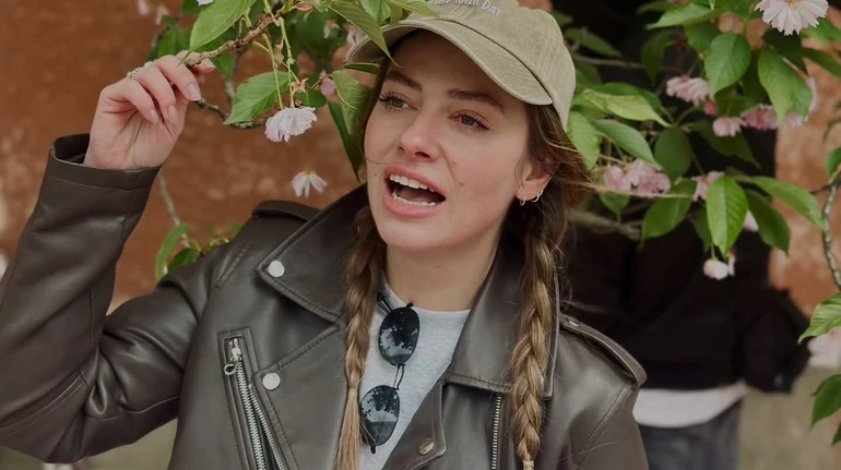 Сакура і алергік: Петрожицька в Ужгороді наробила кумедних фото з квітучим деревом