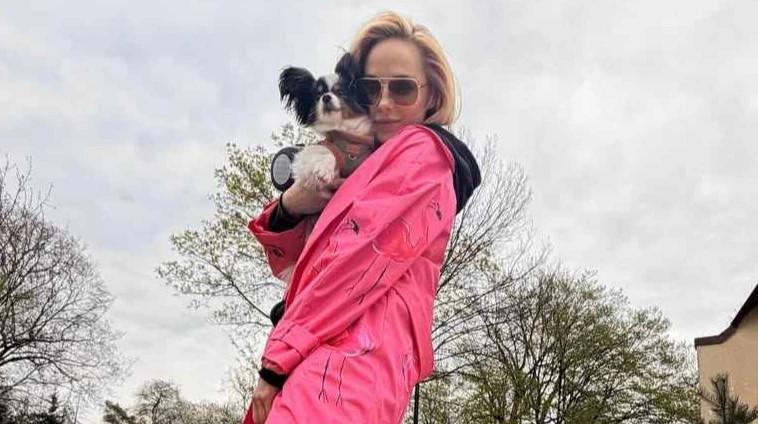 Трегубова в яскравом плащику наробила фото на прогулянці з песиком