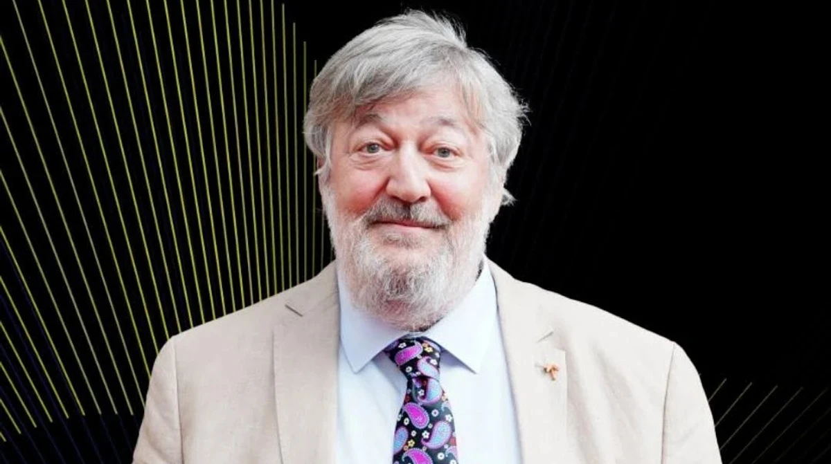 Зламав ногу, ребра і таз: 68-річний Стівен Фрай хоче відсудити $135 тисяч у організаторів конференції, на якій впав зі сцени