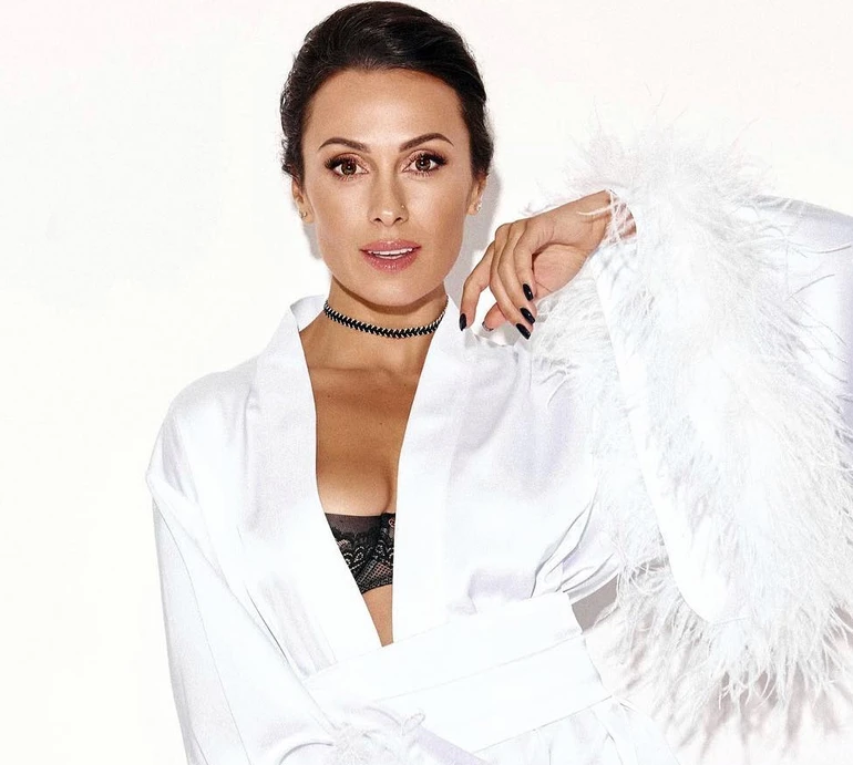 Не встаючи з ліжка: діджейка Нана у спідньому показала три вправи для тонуса тіла