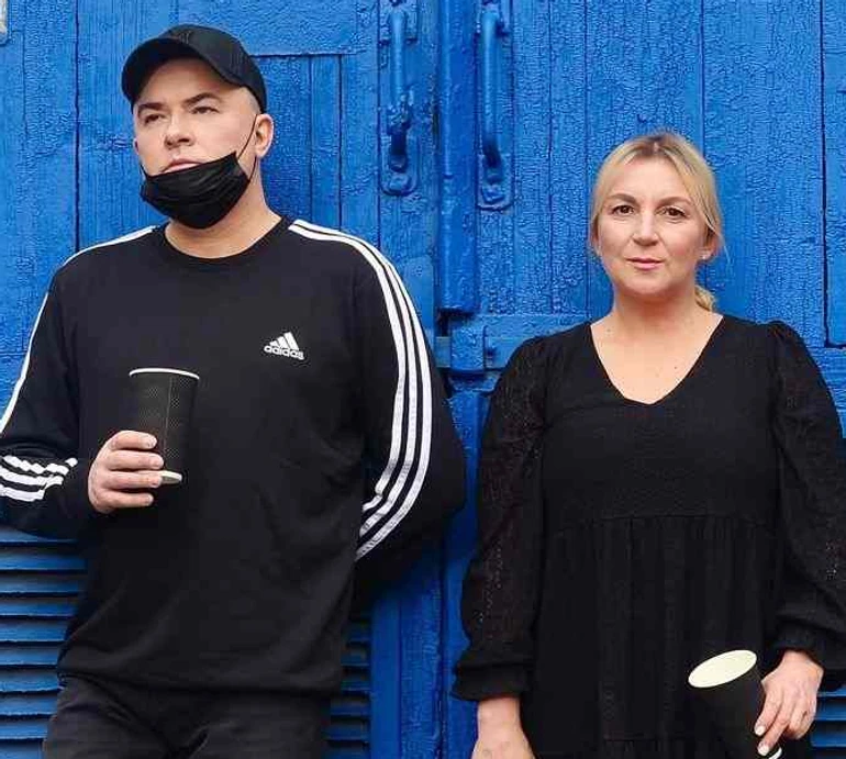 Мама Сердючки з квітами у роті попозувала на колінах у Данилка