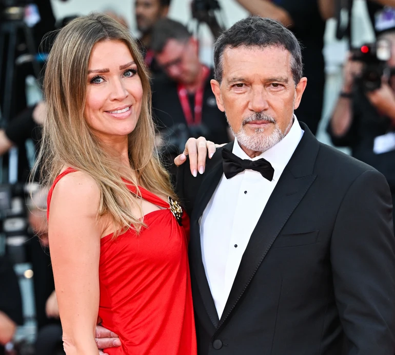 Рідкісний вихід: Бандерас на хіднику у Венеції заобіймав кохану у червоному максі. Фото