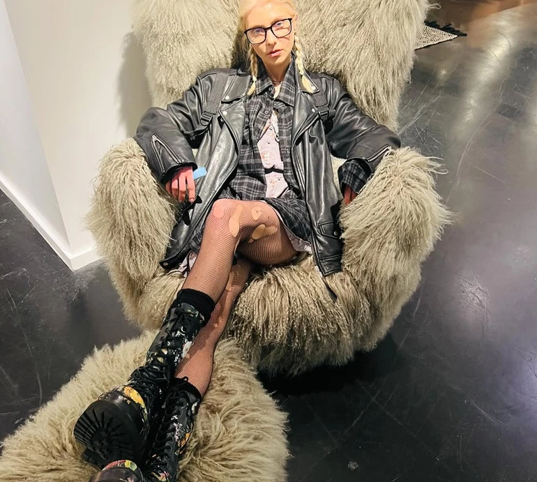 Мода 2010-го знову в тренді?  Як носити стиль indie sleaze, натхненний рокерами. Фото