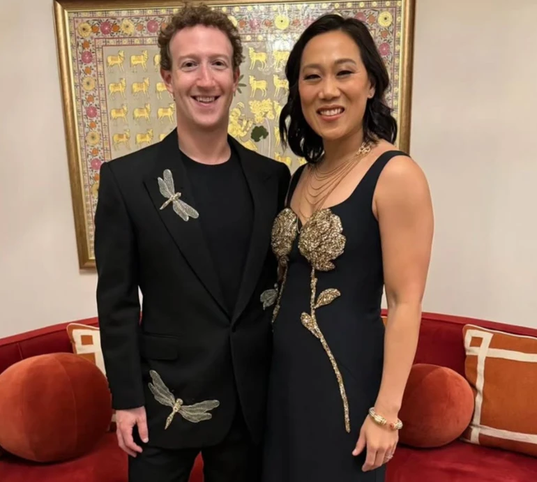 Цукерберг у total black заобіймав дружину в об'ємній спідниці на хіднику наукової премії