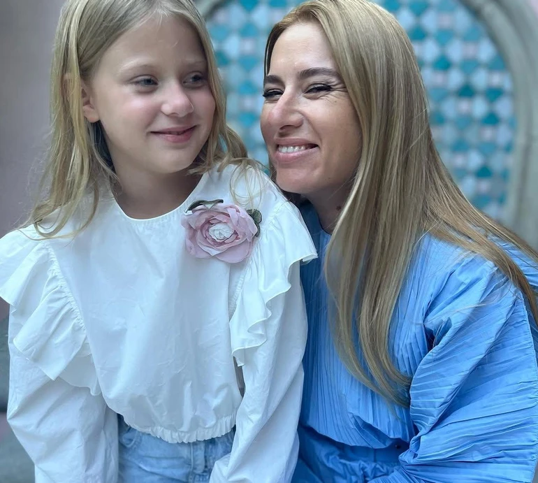 Лайкайте. Дякуйте: Горбачова дала рецепт безглютенових пасок і подуркувала на кухні з дочкою від Нікітіна. Відео