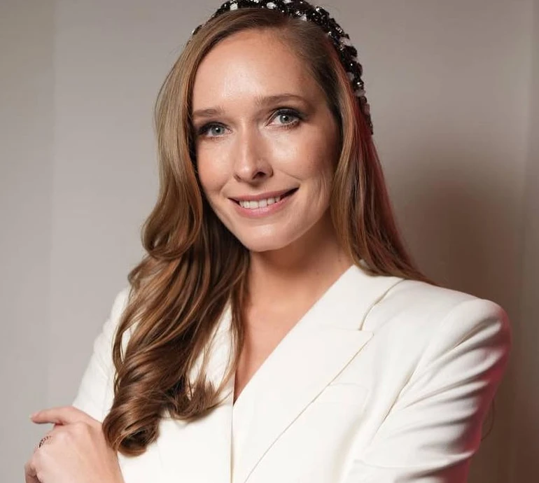 Осадча без мейку пораділа квітам на селфі з Горбуновим