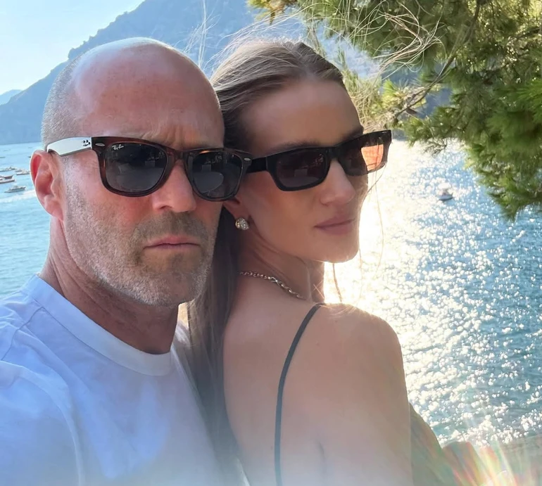 Суворий Джейсон і стримана Розі: Стейтем із нареченою наробили селфі на сімейному відпочину в Італії