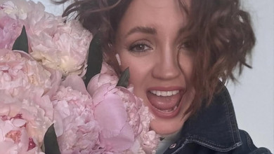 Боялась: Цибульська з півоніями в руках зізналася, чому не любила квіти