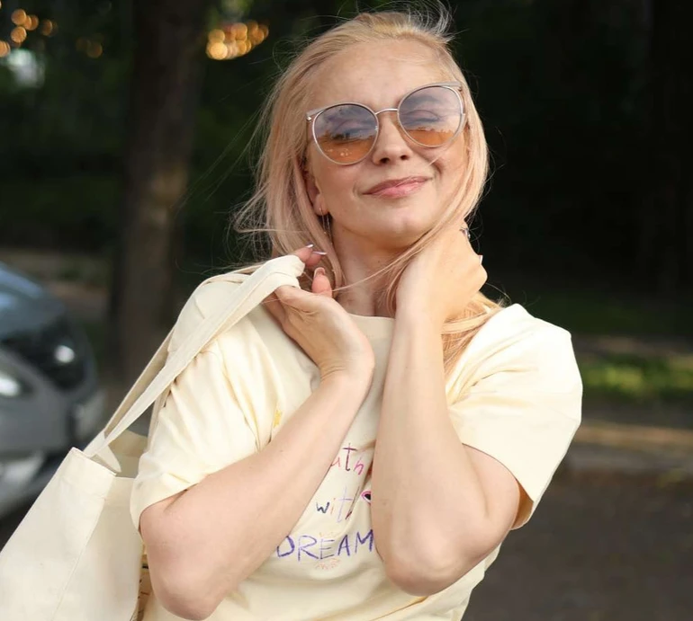 Не шукаю розваг, шукаю точки опори: Ребрик на морі з дочками заявила, що відкинула докори сумління