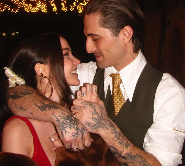 Лідер Maneskin романтичними фото підтвердив заручини та похвалився масивною обручкою коханої