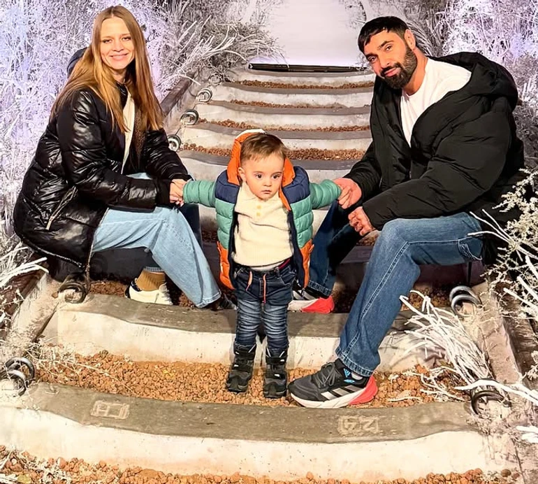 Козловський з дружиною зводили синочка на мистецьку виставку та попозували для милих фото