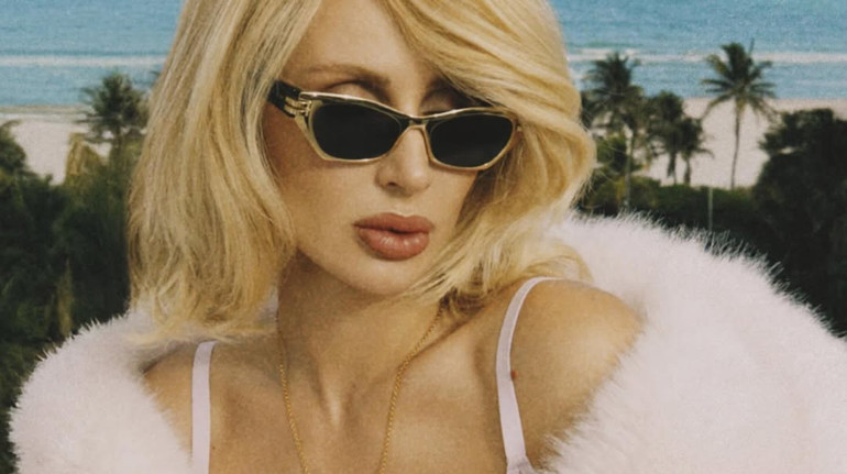 Лобода у рожевій білизні та золотих кайданках попозувала на тлі дубайських пальм