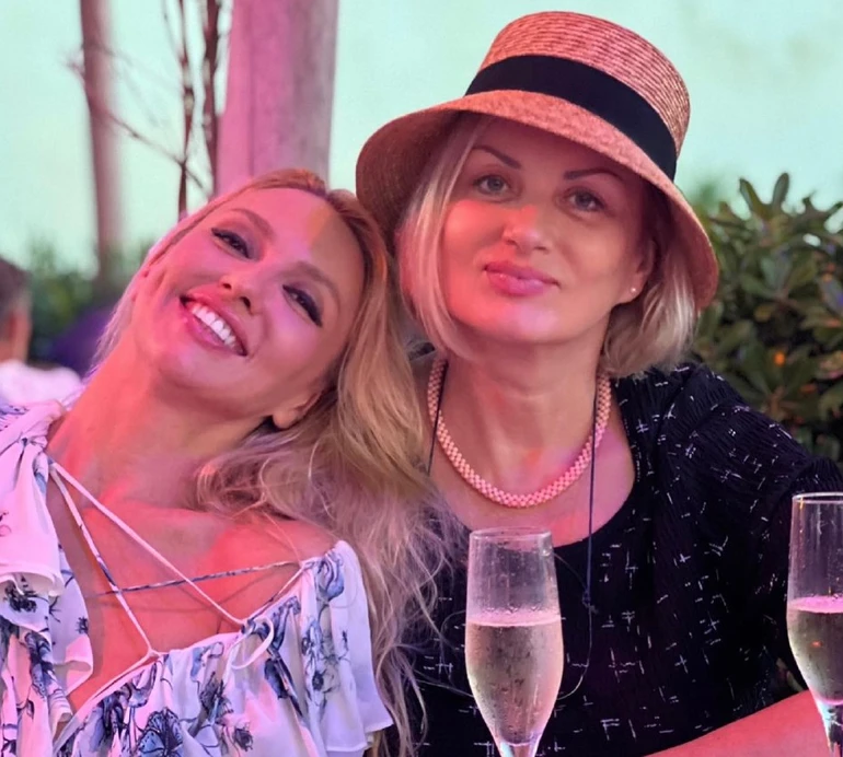 Полякова з дочками і мамою показали себе справжніх у новому кліпі