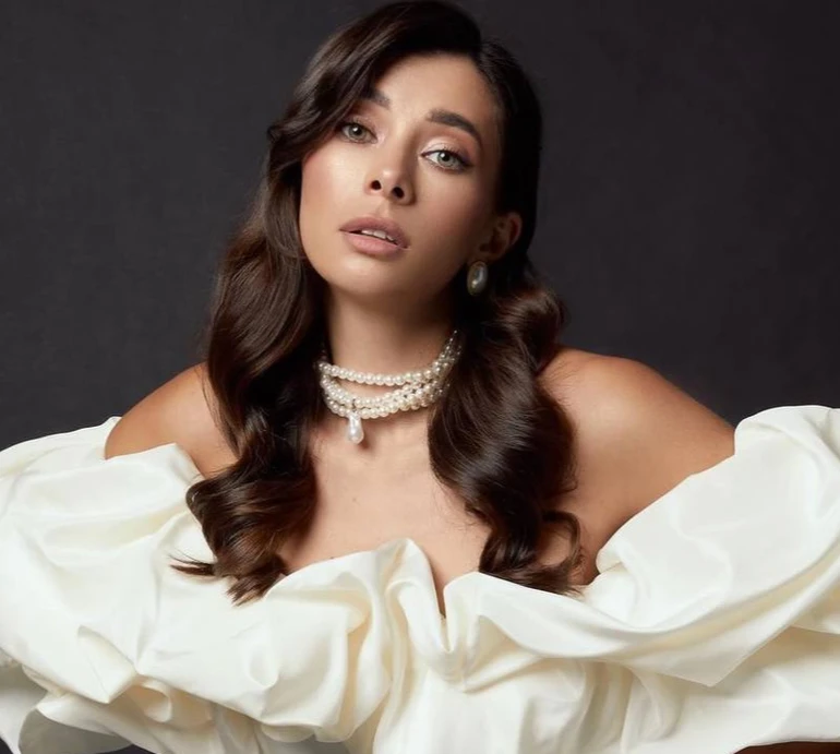 Неплях в тугому корсеті і в ажурних колготках показала елегантний секс. Фото