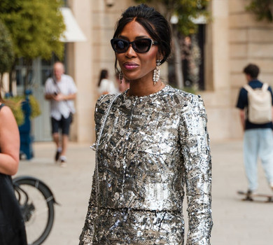 Шик vs зручність: Кемпбелл у Парижі вигуляла сріблястий лук Chanel із підборами та кросами. Фото