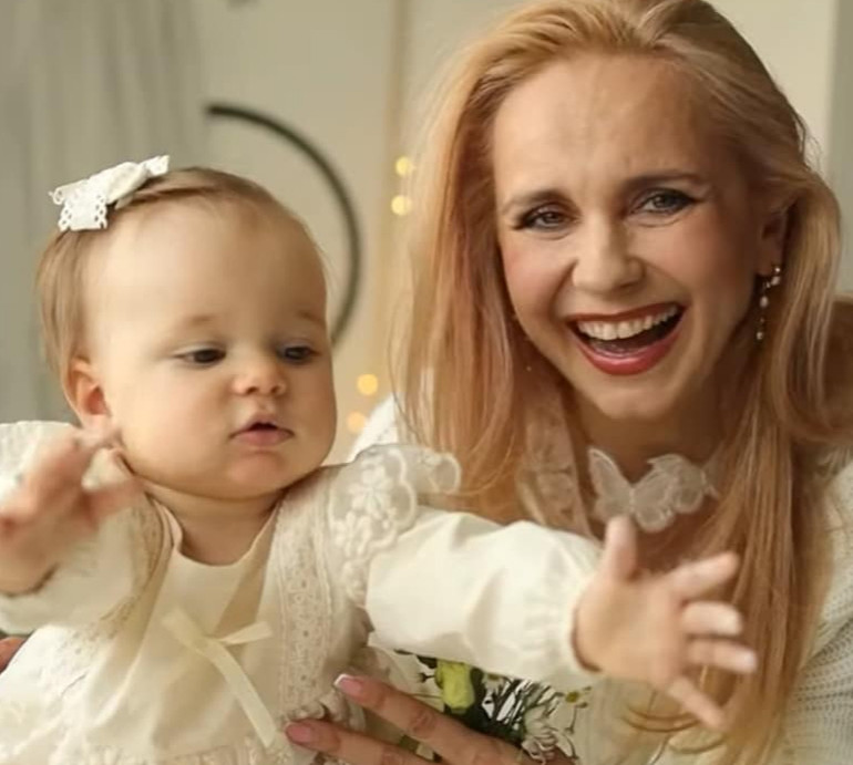 Квіти від тата, мереживна сукня і тортик: Ребрик привітала дочку з першим днем народження. Відео