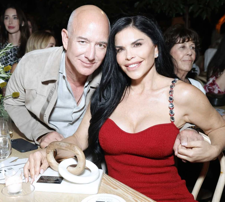 Смак неможливо купити: в мережі висміяли дизайн запрошення на весілля Безоса з Санчес