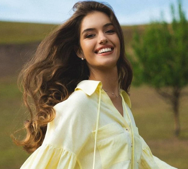 У простоті - романтика: Кучеренко в елегантних образах попозувала з вівцями та конем