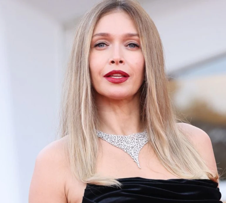 Брежнєва у драпірованому шовку оголила плечі на хіднику Венеційського фестивалю. Фото