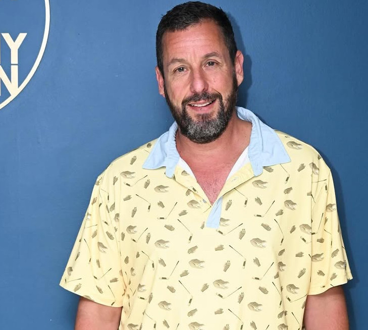 Рідкісний вихід: Адам Сендлер з дружиною та двома дочками вигуляли ошатні луки на хідник. Фото