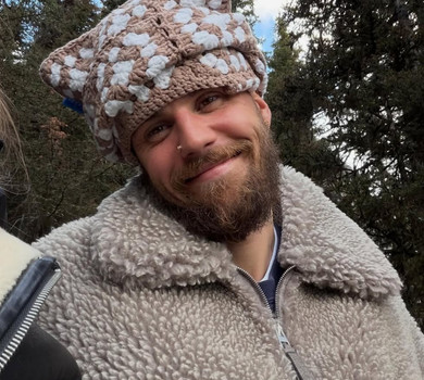 Бібер у кумедній шапці показав цілунки з дружиною на тлі живописного озера. Фото