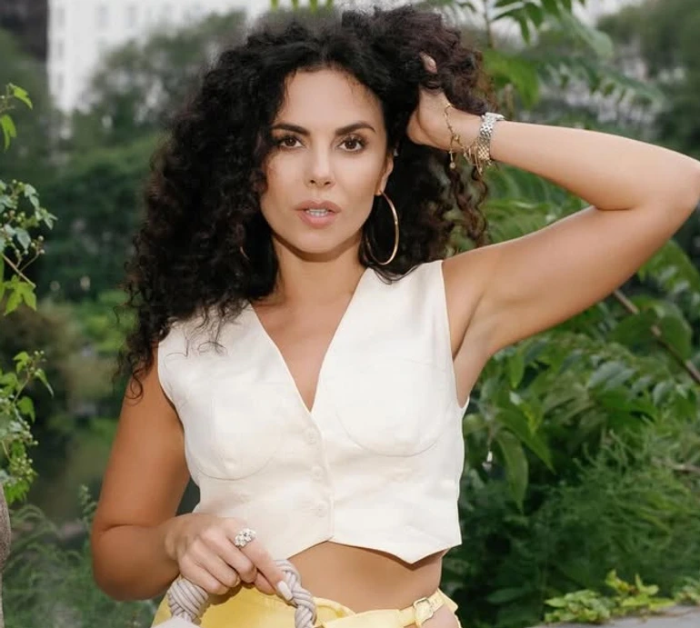 Каменських у масляно-жовтому міні з рюшами посвітила ніжками та заговорила про зміни. Фото