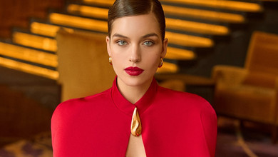 Щоб 2026-й закохався у вас: Кучеренко на візочку для багажу в готелі показала ідеальний лук для нового року