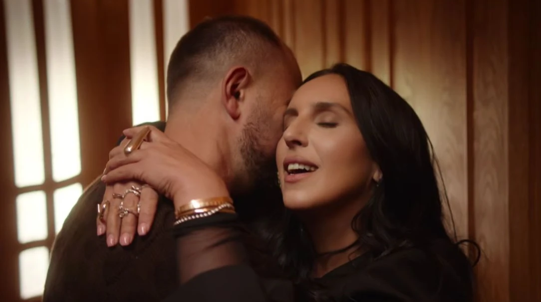 Проста, але важлива дія: Мірошниченки, Onuka і The Maneken та Джамала з чоловіком показали ніжні обійми у її новому кліпі