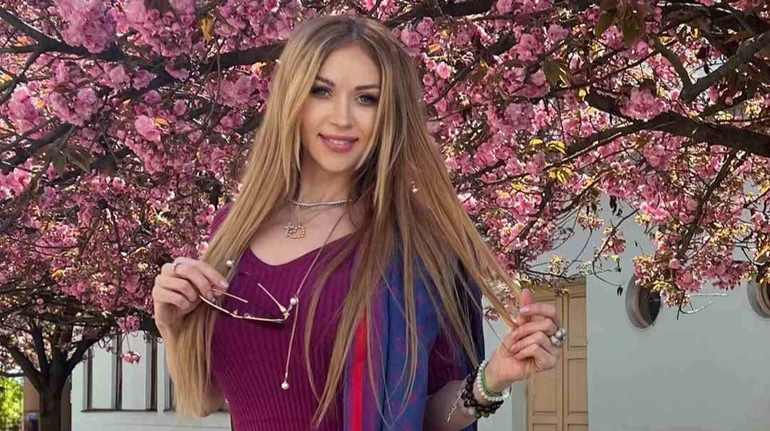 Валевська в сукні кольору маджента попозувала на тлі ужгородських сакур