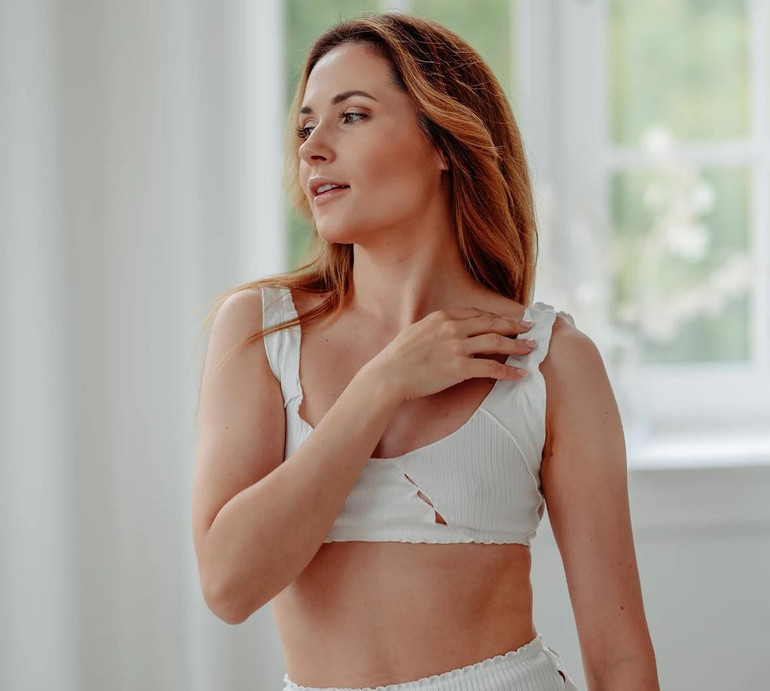 Денисенко в діркуватому спідньому млосно повигиналася біля ванни. ФОТО