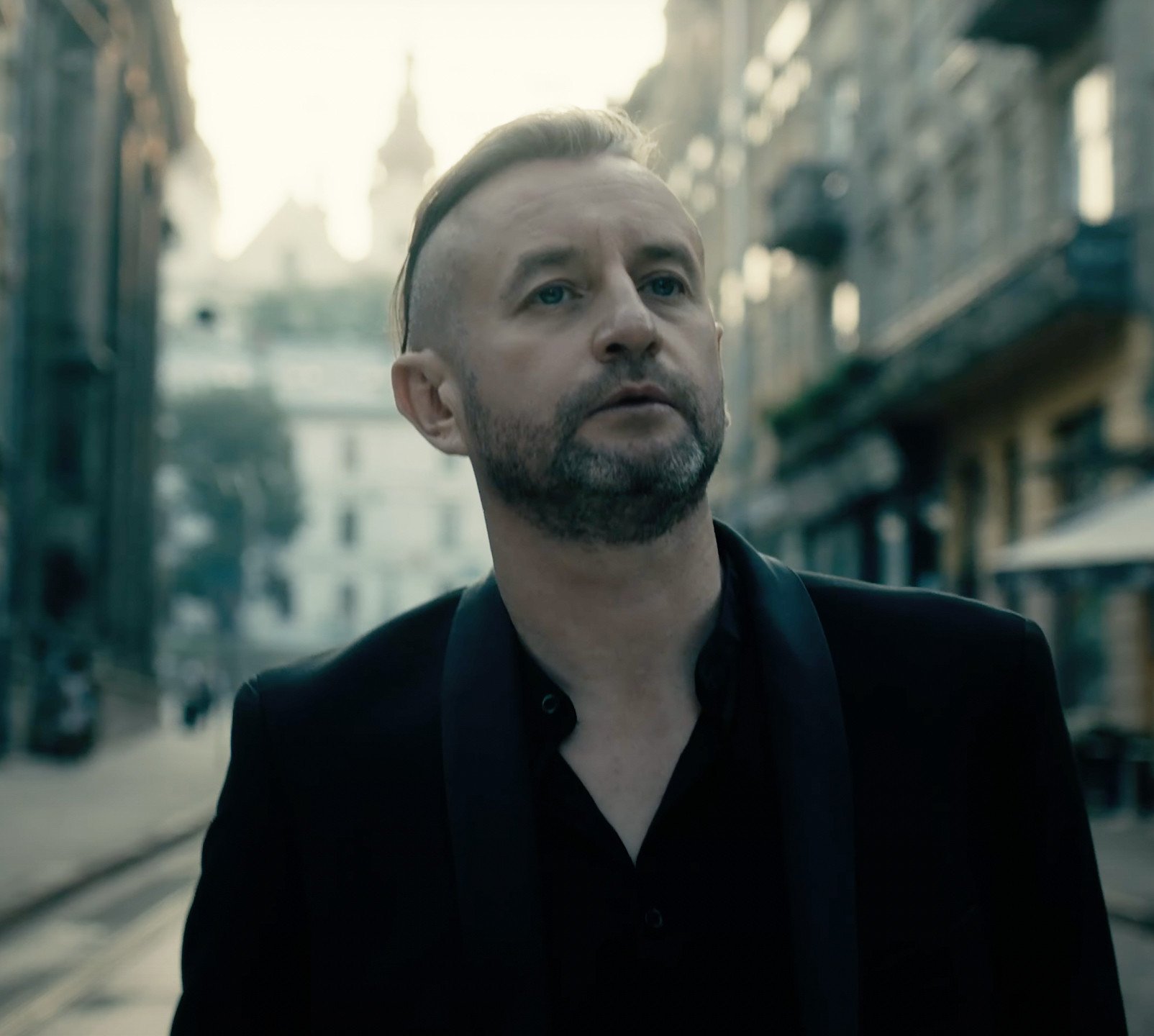 Антихристиянські цінності: Жадан та Соловій у кліпі показали романтику у храмі, але церква просить видалити. ОНОВЛЕНО