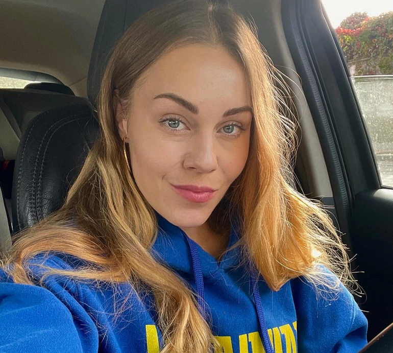 Alyosha і Тополя з дочкою та синами показалися в вишиванках на печі