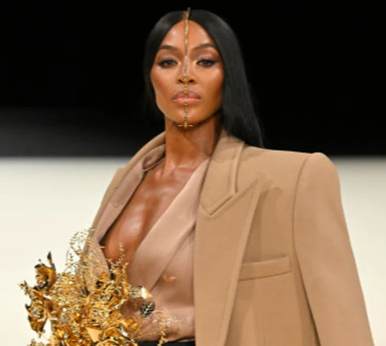 Кемпбелл із металевими руками на поясі ефектно пройшлася паризьким подіумом. Фото