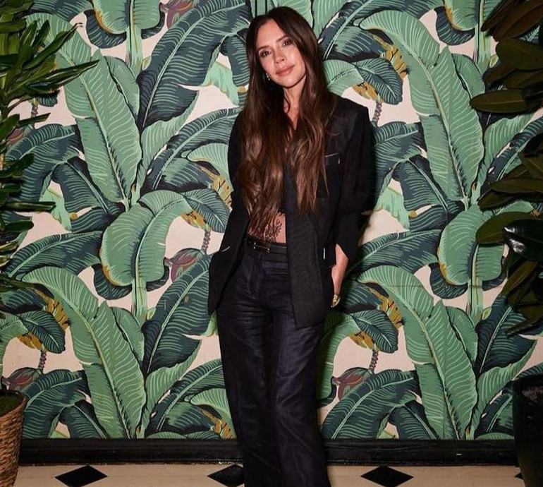 Милиці, протестувальники та сімейна група підтримки: Бекхем провела показ свого бренду у Парижі