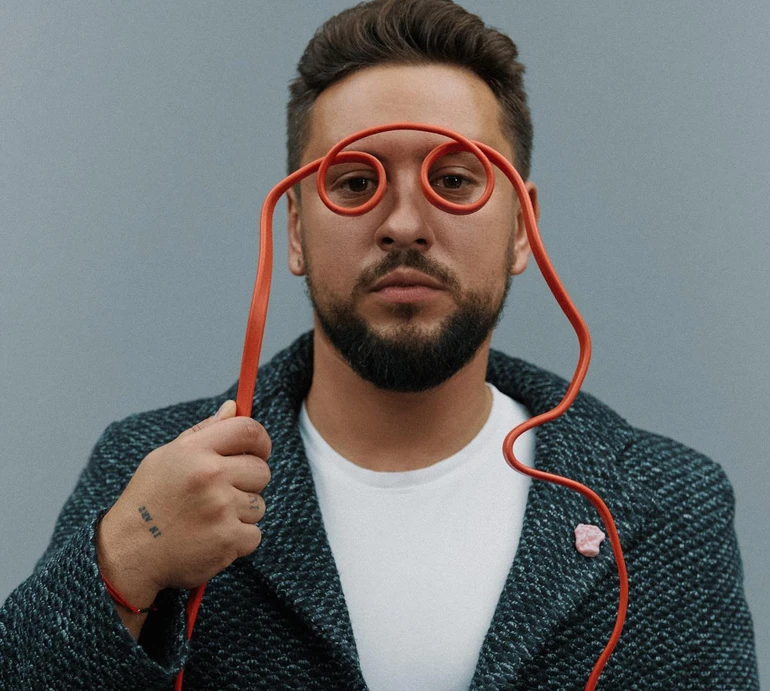 І в голові, і в душі: Монатік у день 38-річчя здивував кардинальною зміною іміджу та розповів, чи боїться кризи середнього віку